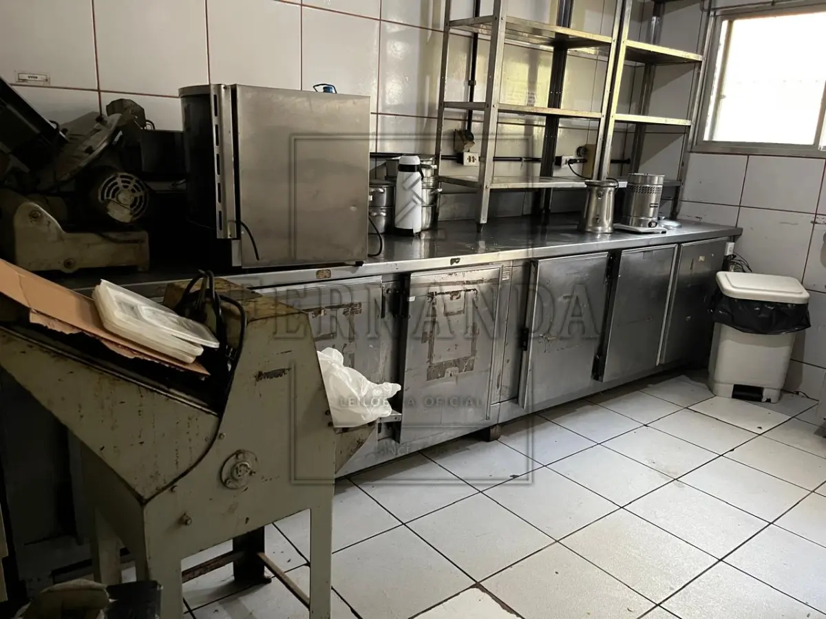 LOTE 001 - Dois balcões frigoríficos, marca Refrigeração Rio Branco, com seis portas grandes. Avaliados em R$ 40.000,00.