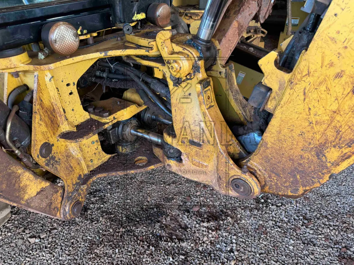 LOTE 006 - Retroescavadeira, marca Caterpillar, modelo 416E, ano 2014.