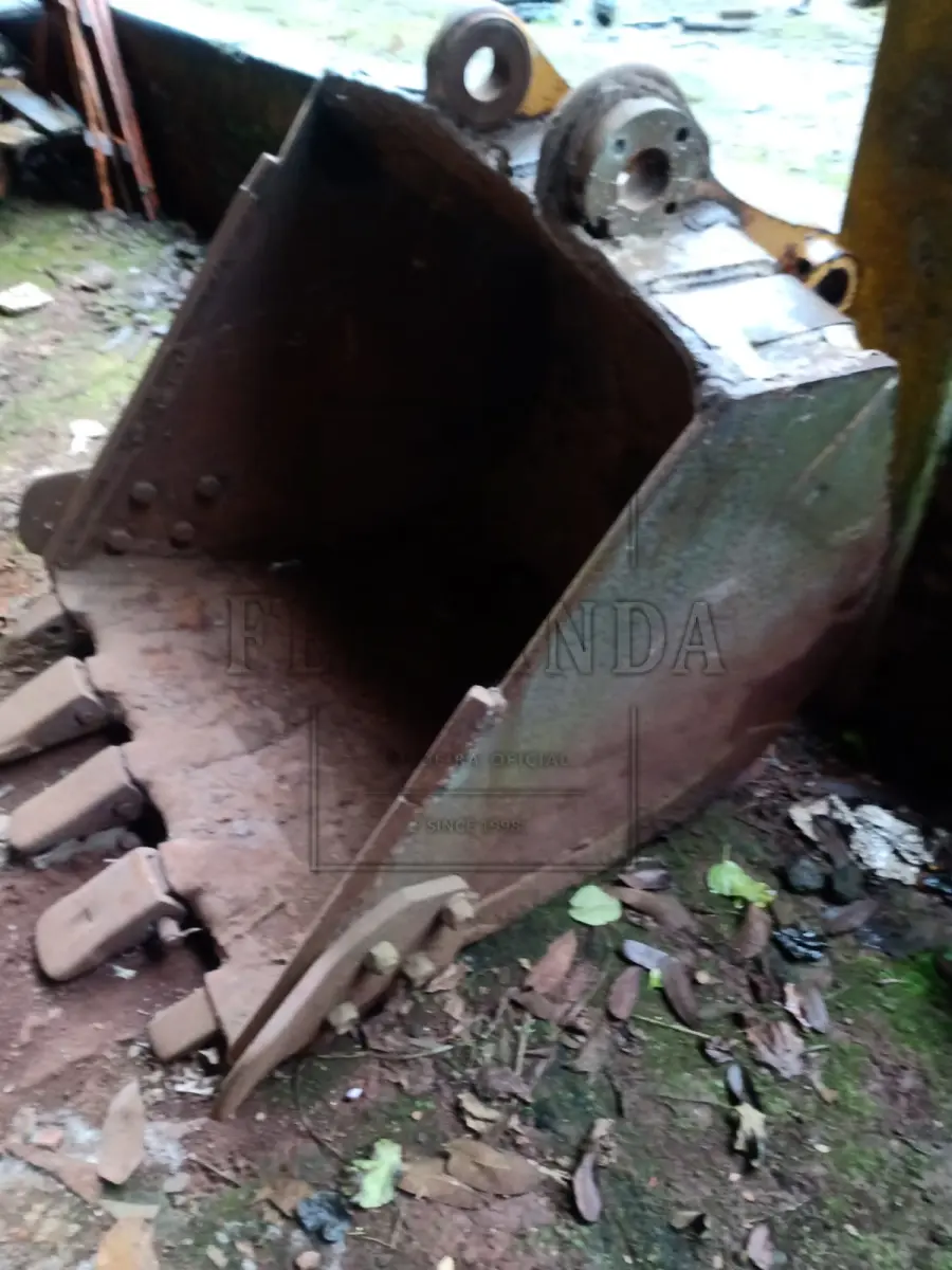 LOTE 006 - Concha para escavadeira. Não consta n° de patrimônio.  Avaliada em R$ 1.200,00.