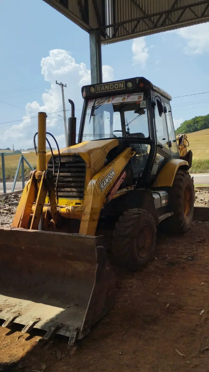 LOTE 002 - Retroescavadeira Randon RD 406 4x4, ano 2018, motor MWM X10. Avaliada em R$ 110.250,00.