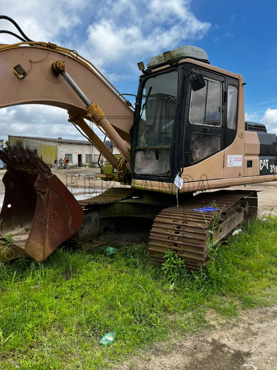 LOTE 018 - ESCAVADEIRA HIDRAULICA 315 M.A/CATERPILLAR, ANO/MODELO 1998/1998, PLACA IIK1529. AVALIADA EM  R$ 26.000,00.