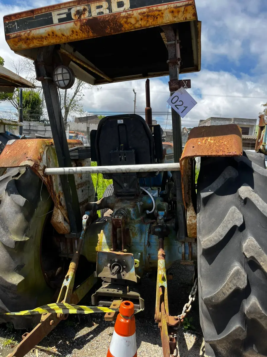 LOTE 021 - TRATOR FORD M.A 4610, PLACA IFX0131. AVALIADO EM R$ 1.100,00.