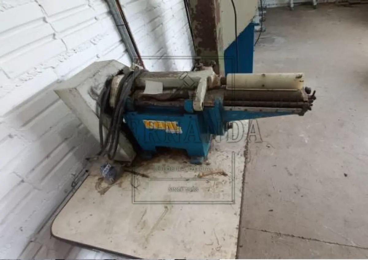 LOTE 038 - Máquina de passar cola, marca Kehl, modelo 040. Avaliada em R$ 3.500,00. 2° Leilão.