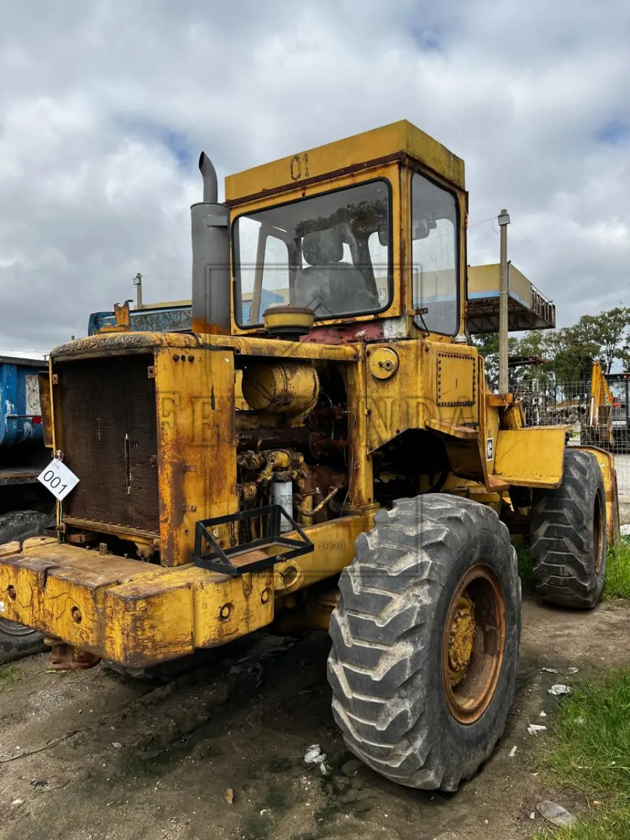 LOTE 001 - TRATOR DE RODAS, M.A./ CATERPILLAR, ESPÉCIE TRAÇÃO, ANO/MODELO 1982/1982, PLACA IJK2824. AVALIADO EM R$ 17.000,00.
