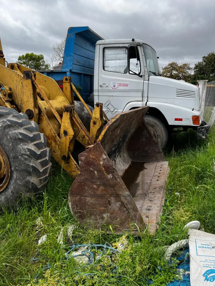 LOTE 001 - TRATOR DE RODAS, M.A./ CATERPILLAR, ESPÉCIE TRAÇÃO, ANO/MODELO 1982/1982, PLACA IJK2824. AVALIADO EM R$ 17.000,00.