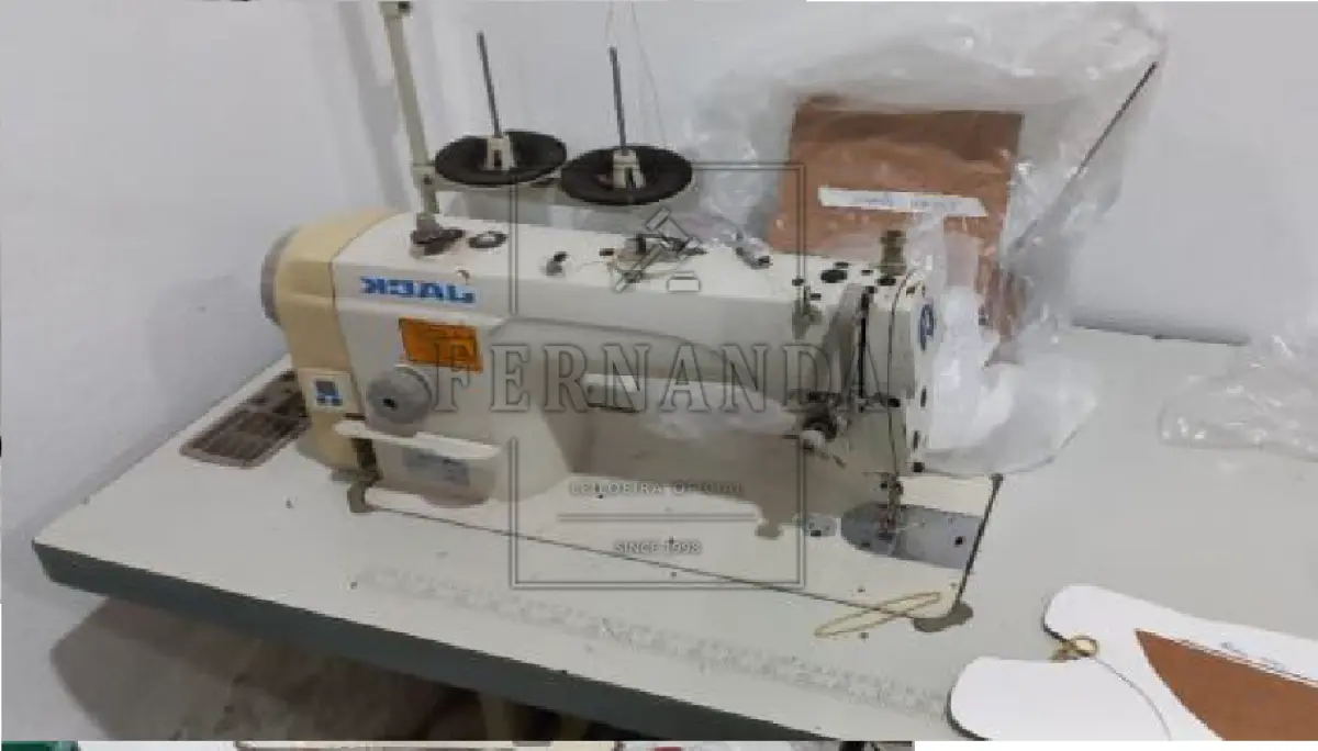 LOTE 011 - Máquina de costura de tecido, uma agulha, marca Jack. Avaliada em R$ 4.600,00. 2° Leilão