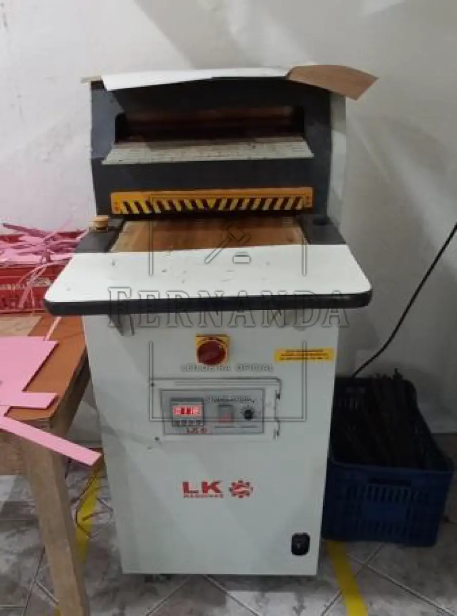 LOTE 042 - Máquina de dublagem com cola, marca LK Máquinas. Avaliada em R$ 16.000,00.2° Leilão.