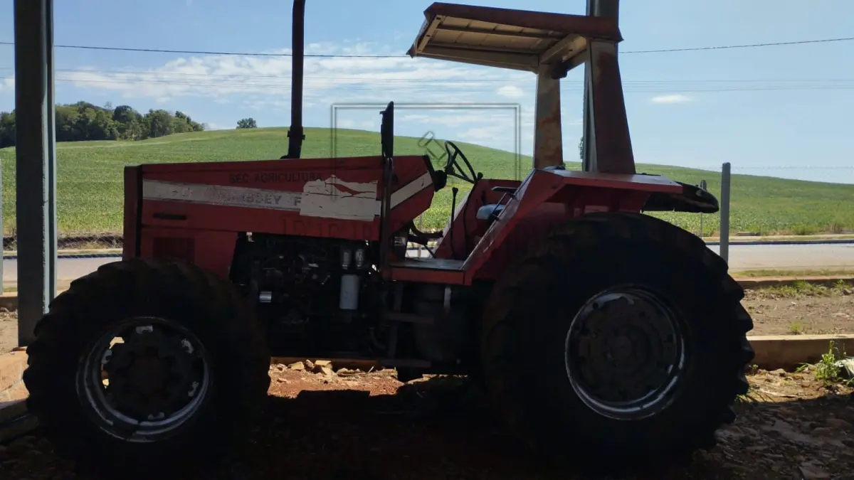 LOTE 001 - Trator Massey Ferguson 650, ano 1997, motor Perkins 6 cilindros turbo 138 cv. Avaliado em R$ 56.210,00.