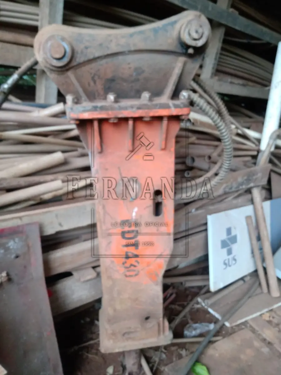 LOTE 005 - Rompedor hidráulico para retroescavadeira. Patrimônio sob n° 2901, adquirido em 2015. Avaliada em R$ 18.993,60.