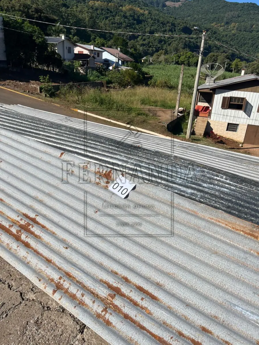 LOTE 010 - 1.200m² de telha metálica de zinco ondulado com vários tamanhos, usadas. Vendidas no estado em que se encontram. Avaliado em R$ 13.000,00