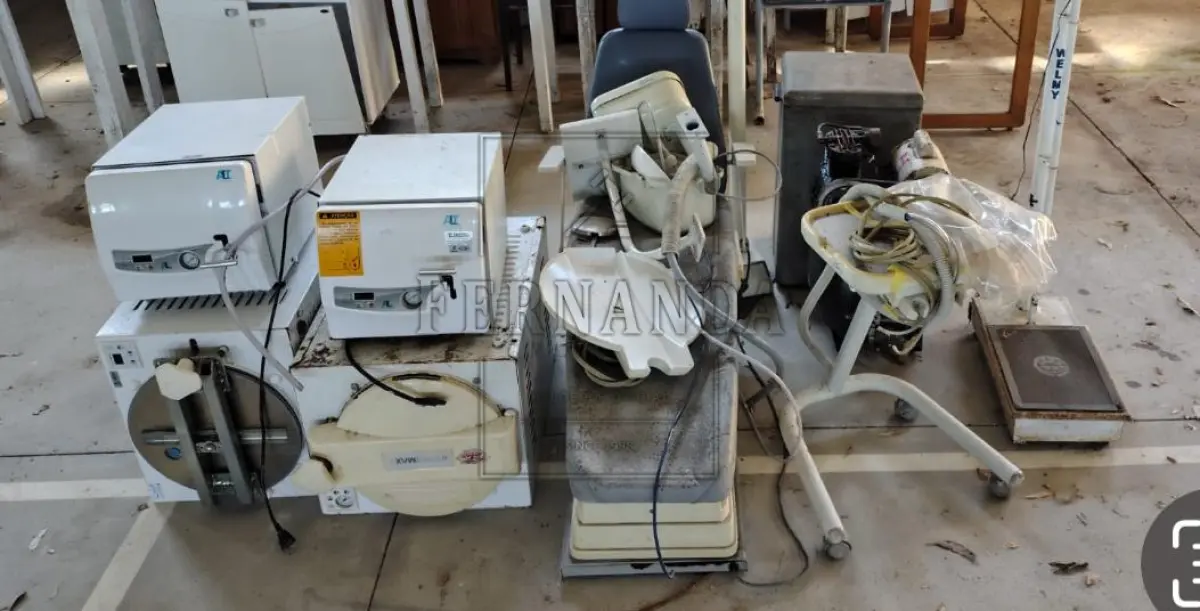 LOTE 010 - Lote composto por equipamentos hospitalares . Avaliado em R$ 600,00.