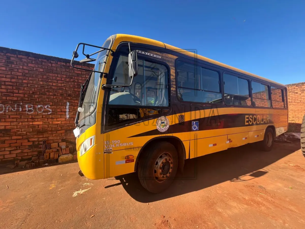LOTE 001 - Ônibus, Volkswagen 15.190 EOD E.HD.ORE, 2013/2014, placas IVW1493, renavam 01015978441, passageiro. OBS. Motor desmontado. Avaliação R$ 55.000,00