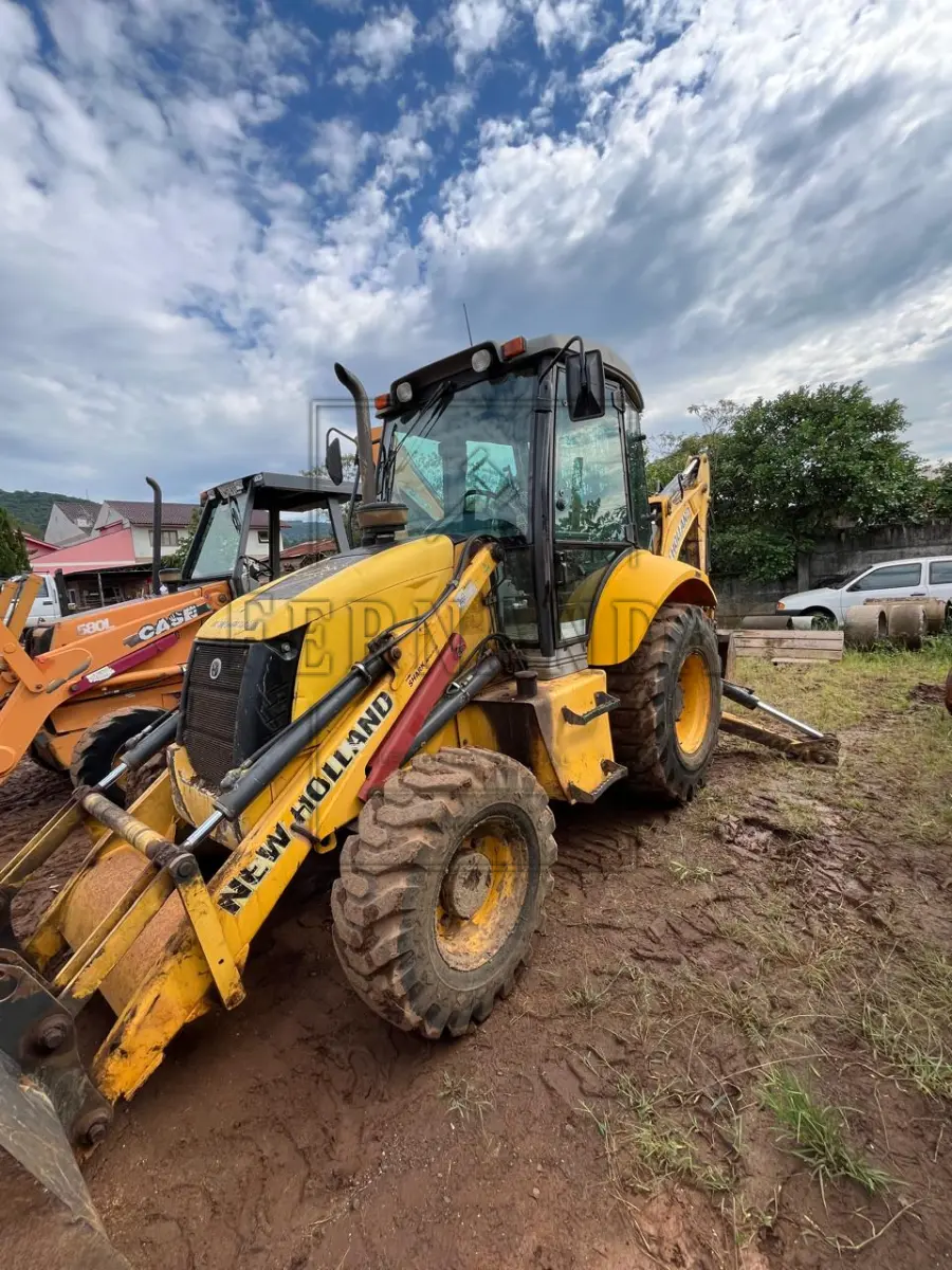LOTE 007 - Retroescavadeira M.A. New Holland - tração trator de rodas, ano/modelo 2012/212, placa ITH3133. Avaliada em R$ 50.000,00.