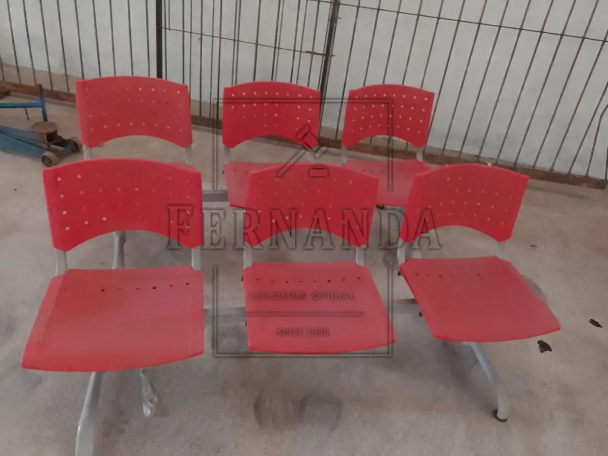 LOTE 001 - Lote composto por duas cadeiras tipo longarina com base fixa. Avaliadas em R$ 200,00.