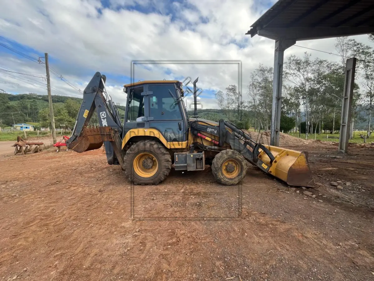 LOTE 004 - Retroescavadeira Marca MR/ XCMG RETRO XC870BR-I, ano 2023, cor amarela, placa JCF4C06. Avaliada em R$ 130.000,00.