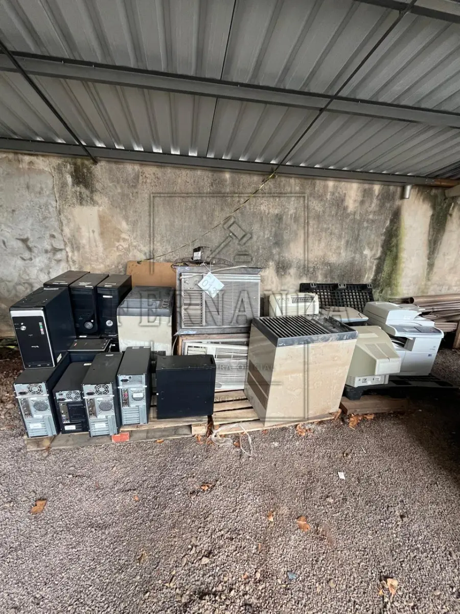 LOTE 013 - Lote de sucatas diversas (CPUs, ares condicionados, impressoras e outros). Avaliado em R$ 350,00.