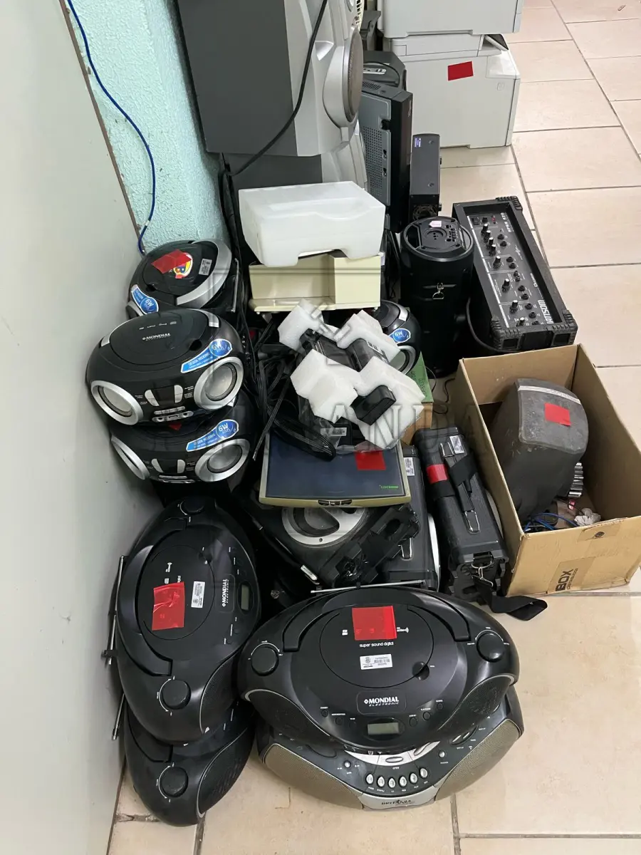 LOTE 005 - Lote composto por material de informática diversos. Avaliado em R$ 350,00.
