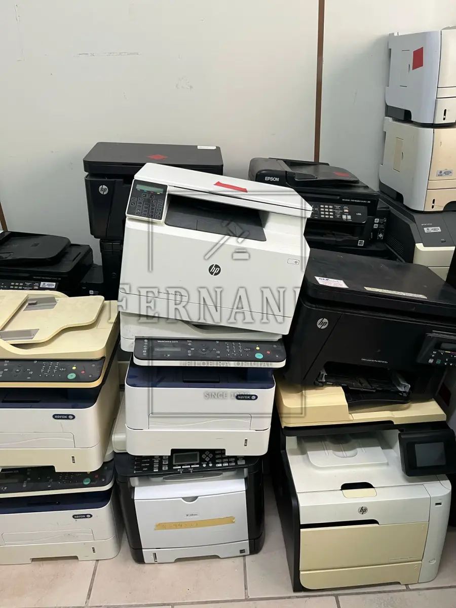 LOTE 001 - Lote composto por material de informática impressoras. Avaliado em R$ 500,00.