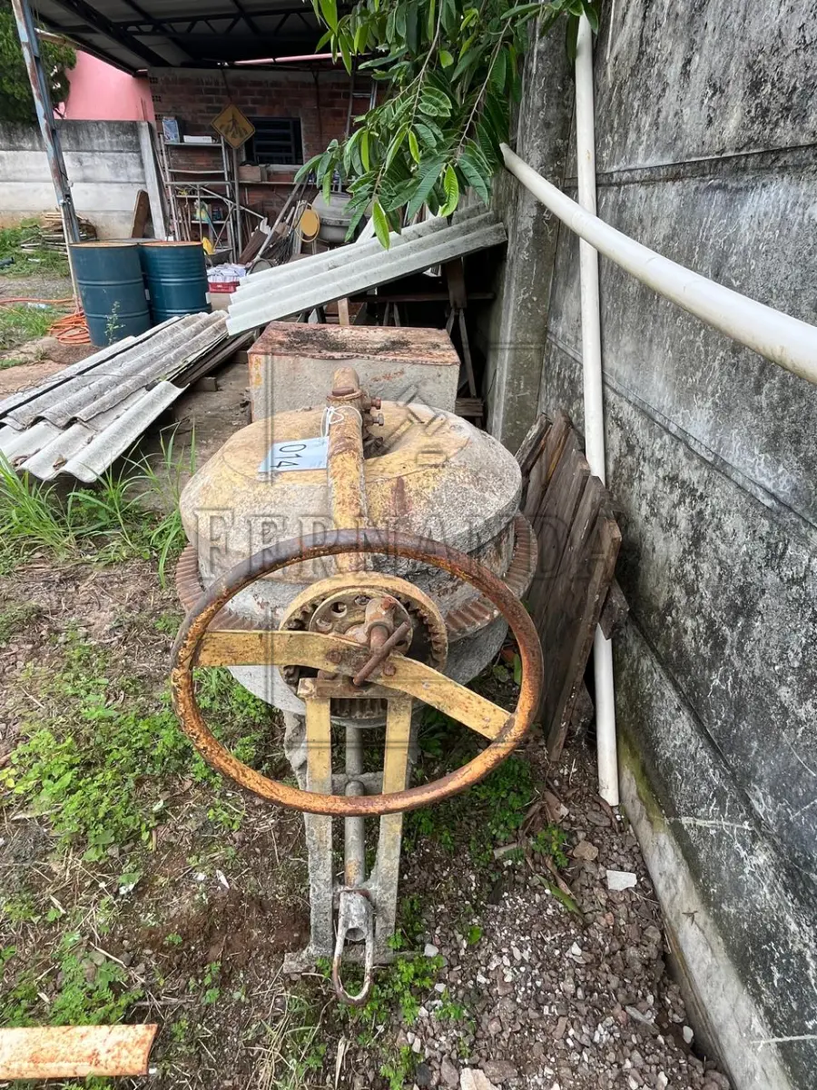 LOTE 003 - Uma betoneira. Avaliada em R$ 80,00
