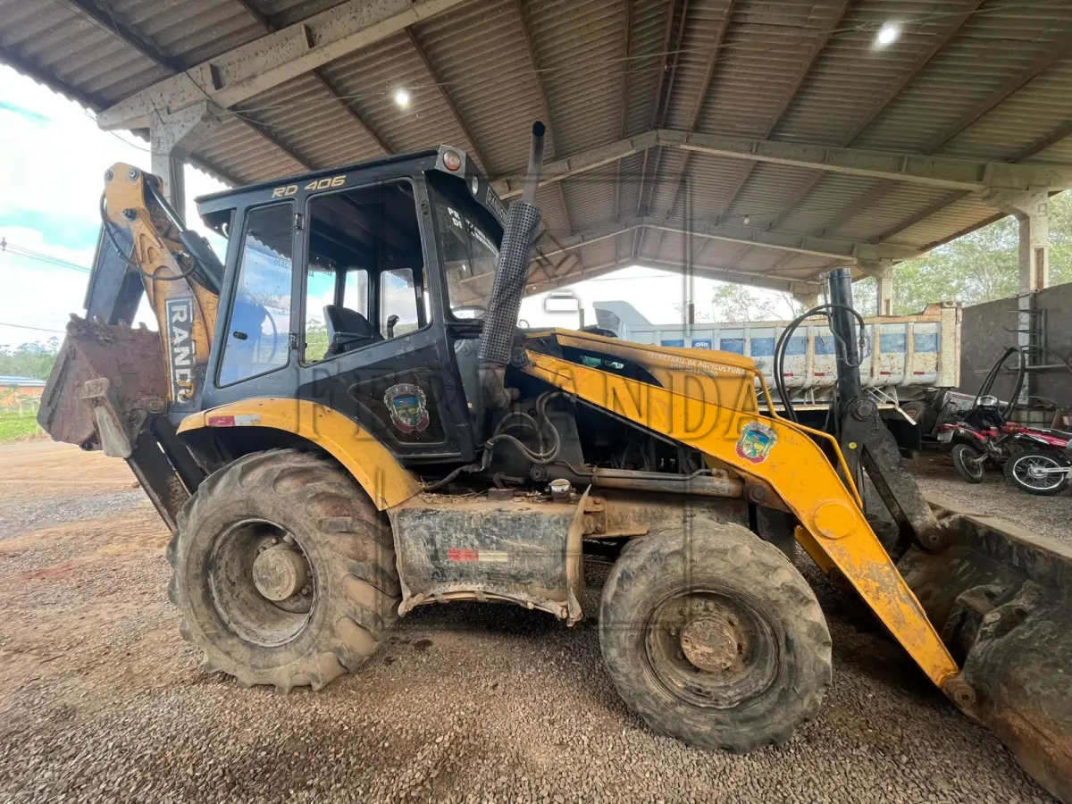 LOTE 001 - Retroescavadeira Randon RD406, tração 4x4, cabine com ar-condicionado, cor amarela, ano/modelo 2019, placa IZR0I60. Avaliada em R$ 110.000,00.