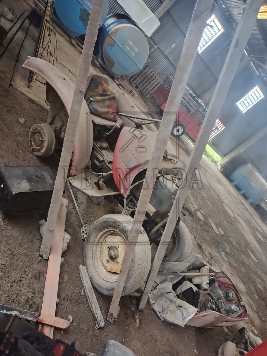 LOTE 018 - Trator Tanmar sem placa. Avaliado em R$ 800,00