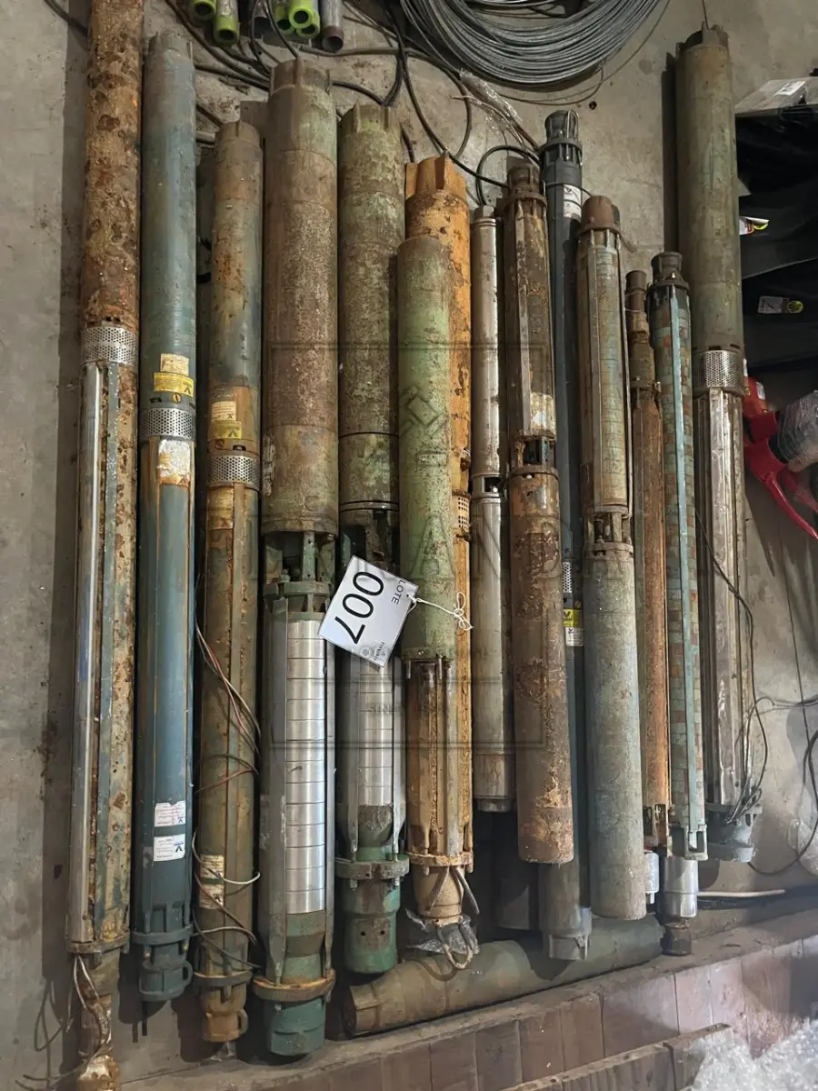 LOTE 007 - 22 (vinte e duas) Sucatas de bombas submersas (no estado em que se encontram). Avaliado em R$ 2.500,00.