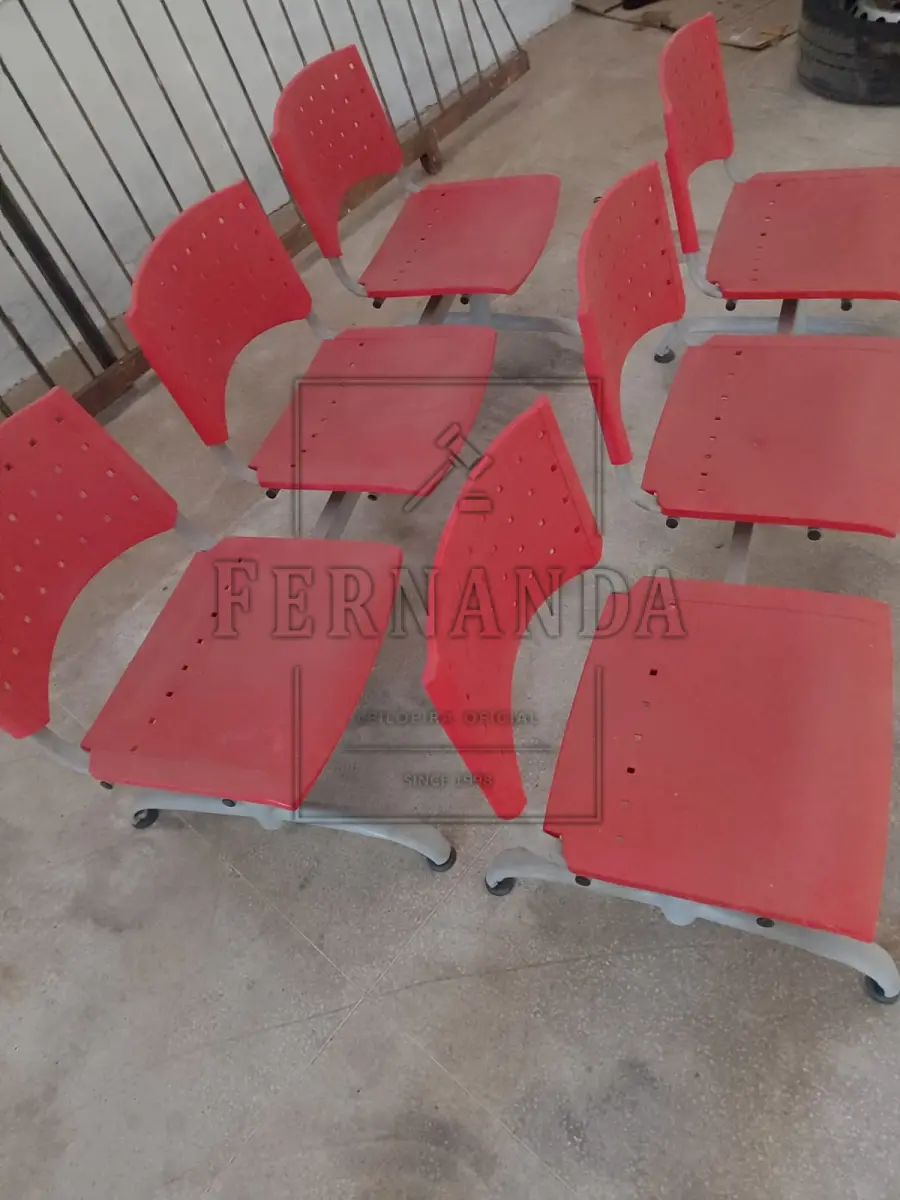 LOTE 001 - Lote composto por duas cadeiras tipo longarina com base fixa. Avaliadas em R$ 200,00.