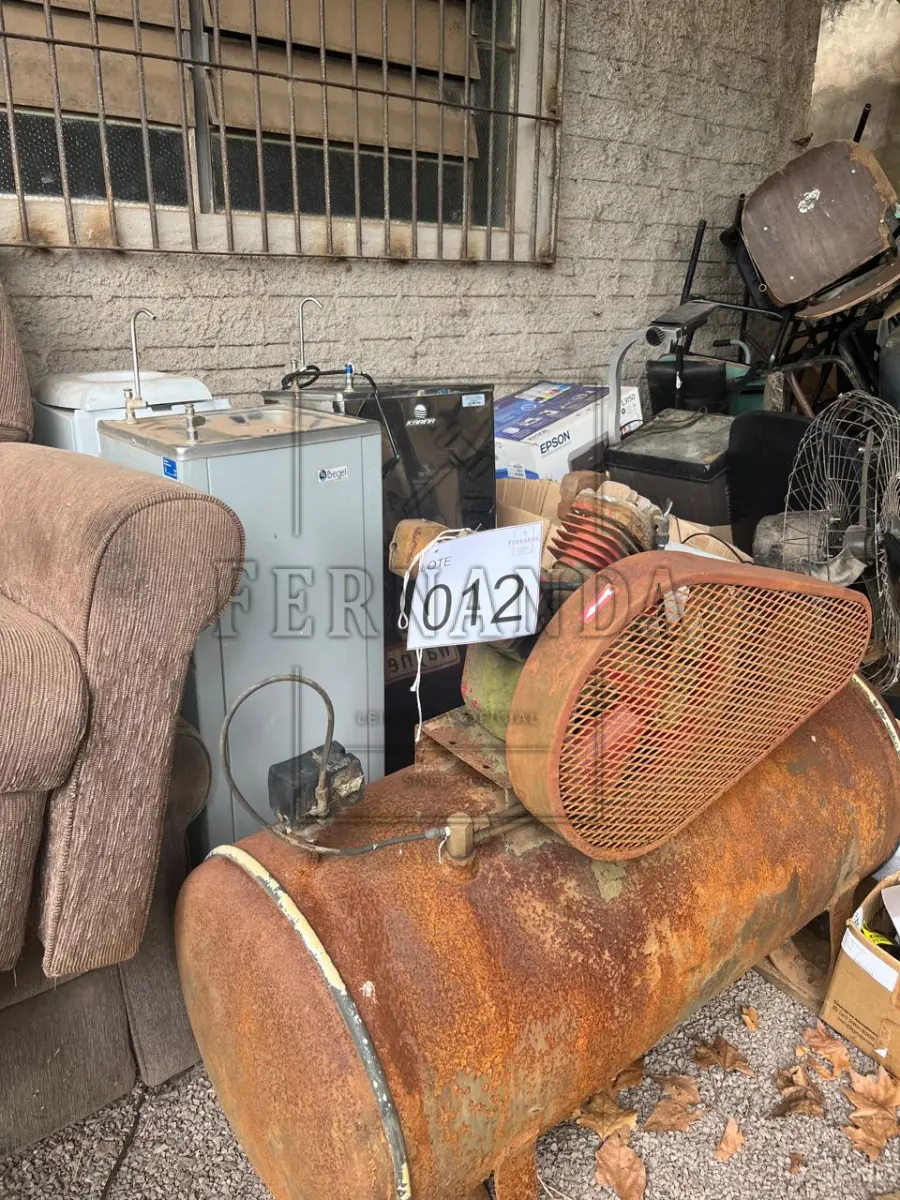 LOTE 012 - Lote de sucatas diversas (cadeiras, compressor, bebedouro, eletrônicos e outros). Avaliado em R$ 200,00.