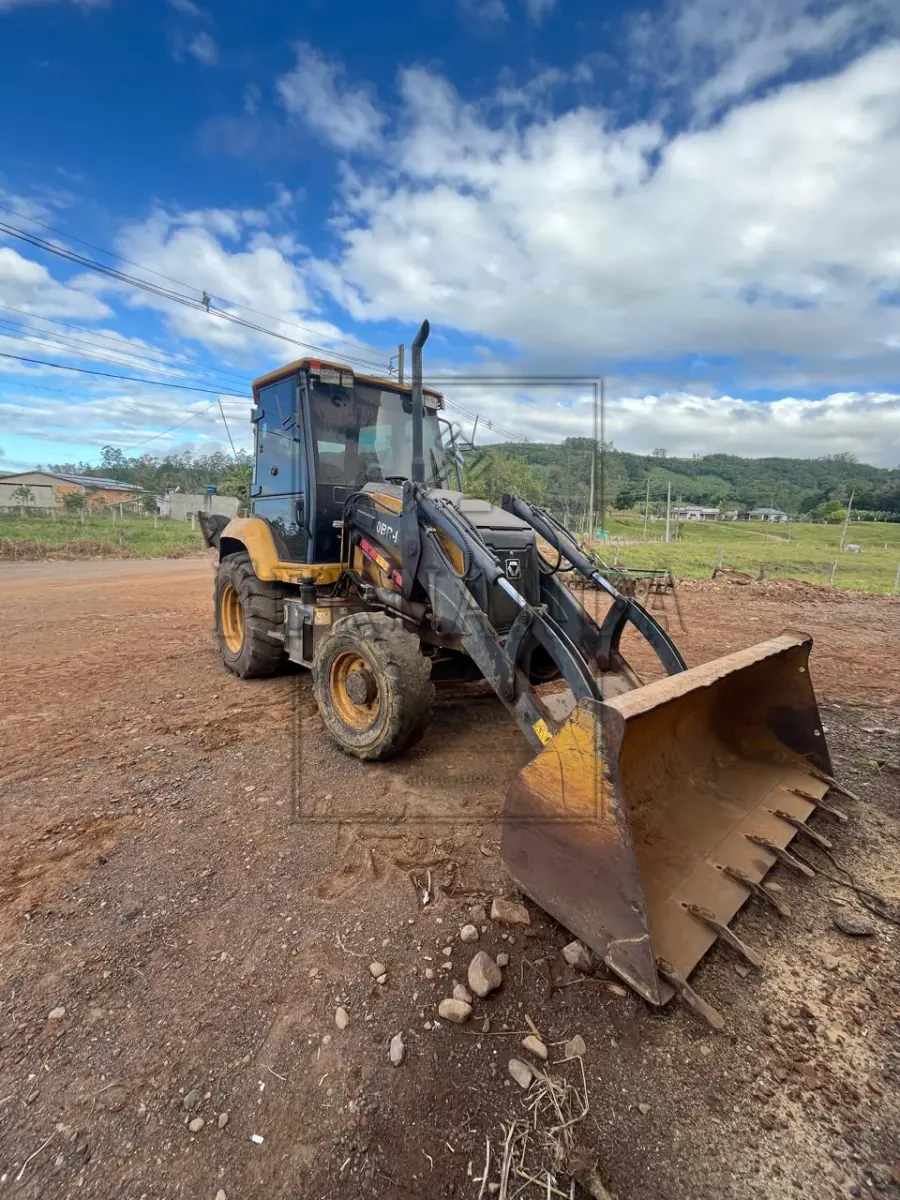 LOTE 004 - Retroescavadeira Marca MR/ XCMG RETRO XC870BR-I, ano 2023, cor amarela, placa JCF4C06. Avaliada em R$ 130.000,00.