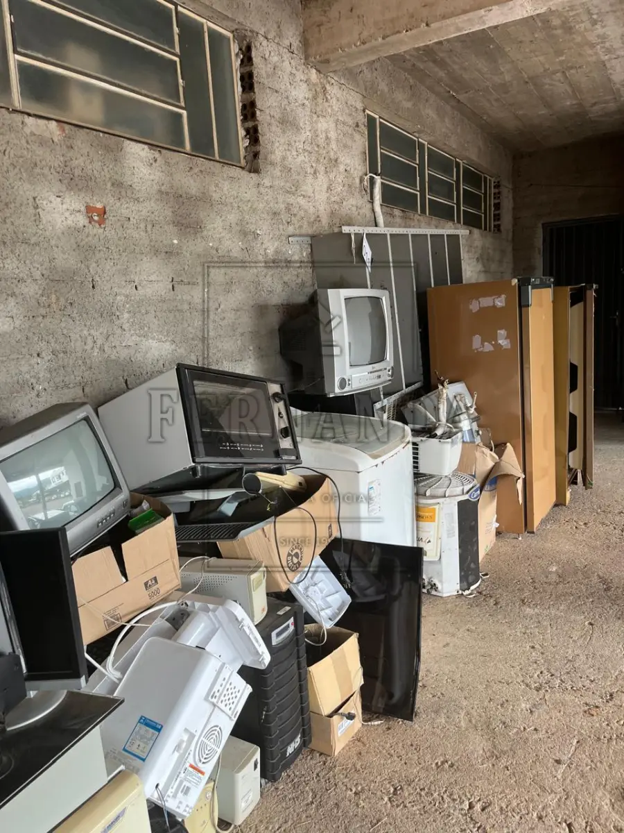 LOTE 011 - Lote de sucatas diversas (móveis, televisores, geladeiras e outros). Avaliado em R$ 250,00.