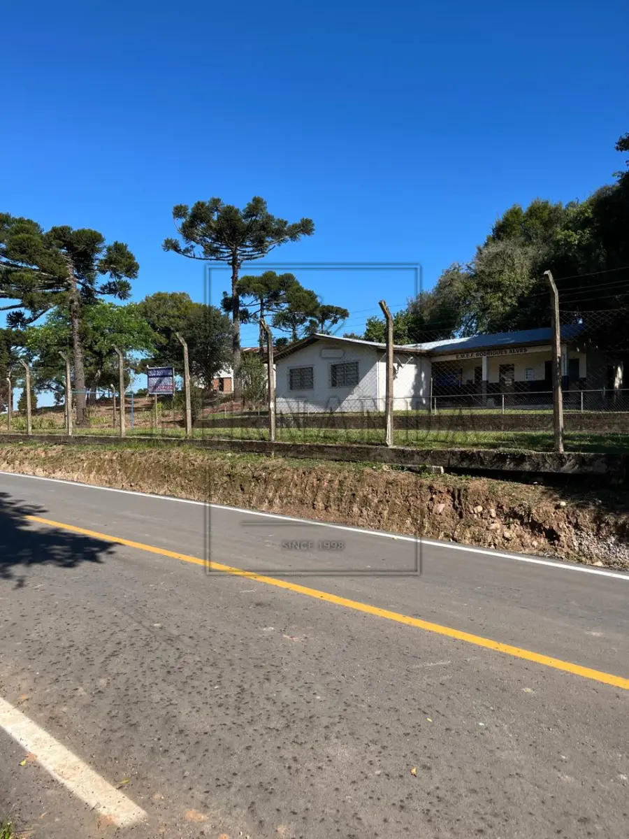 LOTE 005 - IMÓVEL EM SANTA TEREZA/RS: Terreno de 2.980,00m² localizado na Linha primeira Secção de Santa Barbara, Comunidade de São Valentim, Prédio da antiga Escola Municipal Rodrigues Alves. Avaliado em R$ 450.000,00. ACEITA-SE PARCELAMENTO.
