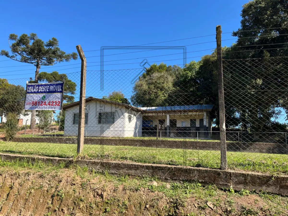 LOTE 005 - IMÓVEL EM SANTA TEREZA/RS: Terreno de 2.980,00m² localizado na Linha primeira Secção de Santa Barbara, Comunidade de São Valentim, Prédio da antiga Escola Municipal Rodrigues Alves. Avaliado em R$ 450.000,00. ACEITA-SE PARCELAMENTO.