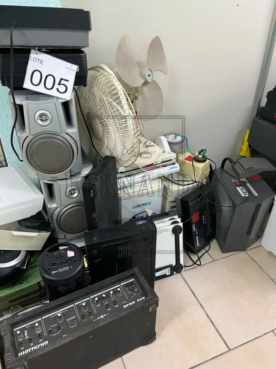LOTE 005 - Lote composto por material de informática diversos. Avaliado em R$ 350,00.