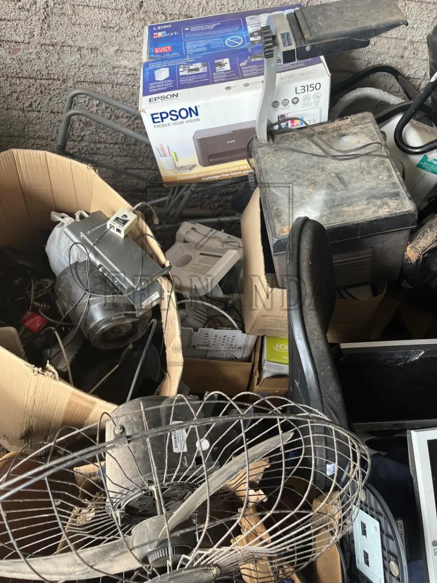 LOTE 012 - Lote de sucatas diversas (cadeiras, compressor, bebedouro, eletrônicos e outros). Avaliado em R$ 200,00.