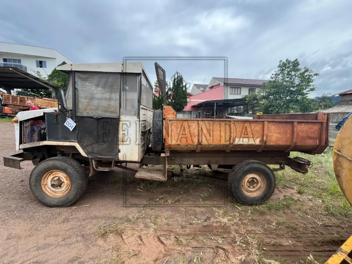LOTE 004 - Tração caminhão/trator Tramontini/ CTT 1600B, ano/modelo 1993/1993, placa IHI7043. Avaliado em R$ 3.500,00.