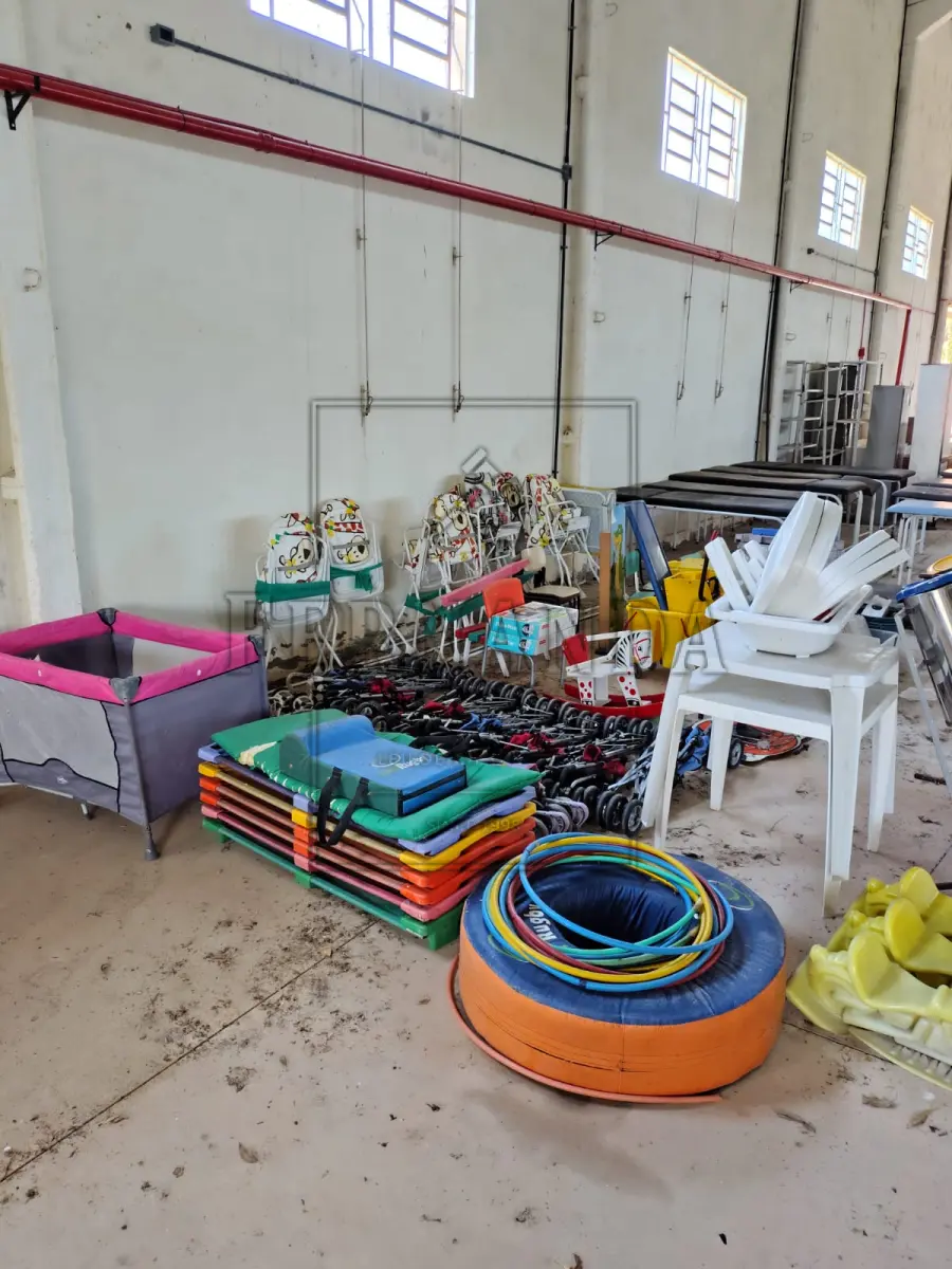 LOTE 007 - Lote composto por eletrodomésticos e utensílios domésticos diversos. Avaliado em R$ 420,00