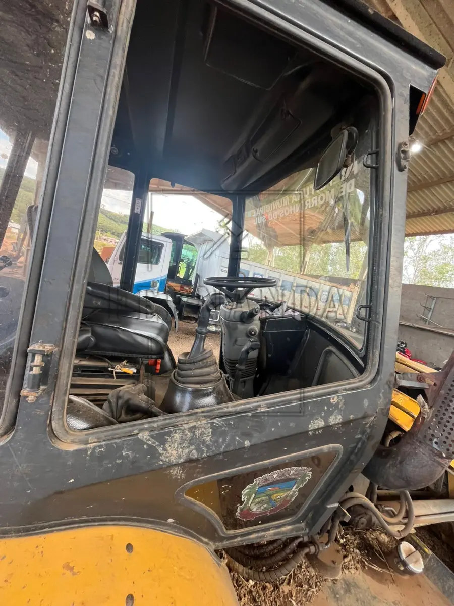 LOTE 001 - Retroescavadeira Randon RD406, tração 4x4, cabine com ar-condicionado, cor amarela, ano/modelo 2019, placa IZR0I60. Avaliada em R$ 110.000,00.