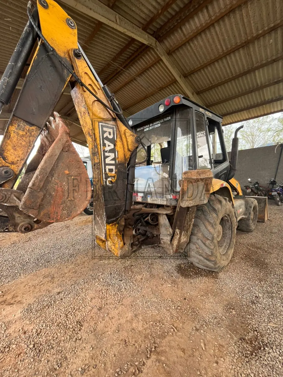 LOTE 001 - Retroescavadeira Randon RD406, tração 4x4, cabine com ar-condicionado, cor amarela, ano/modelo 2019, placa IZR0I60. Avaliada em R$ 110.000,00.