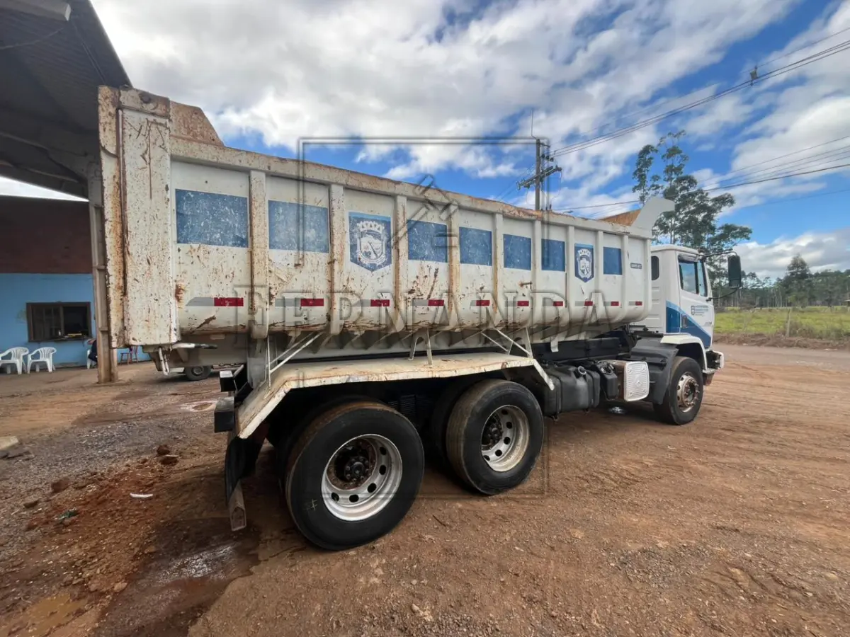 LOTE 002 - Mercedes Benz Caminhão Basculante Atron 2729k, 6x4, 6 cilindors, diesel, ano/modelo 2014, cor branco, placa IVR1H74. Avaliado em R$ 110.000,00.