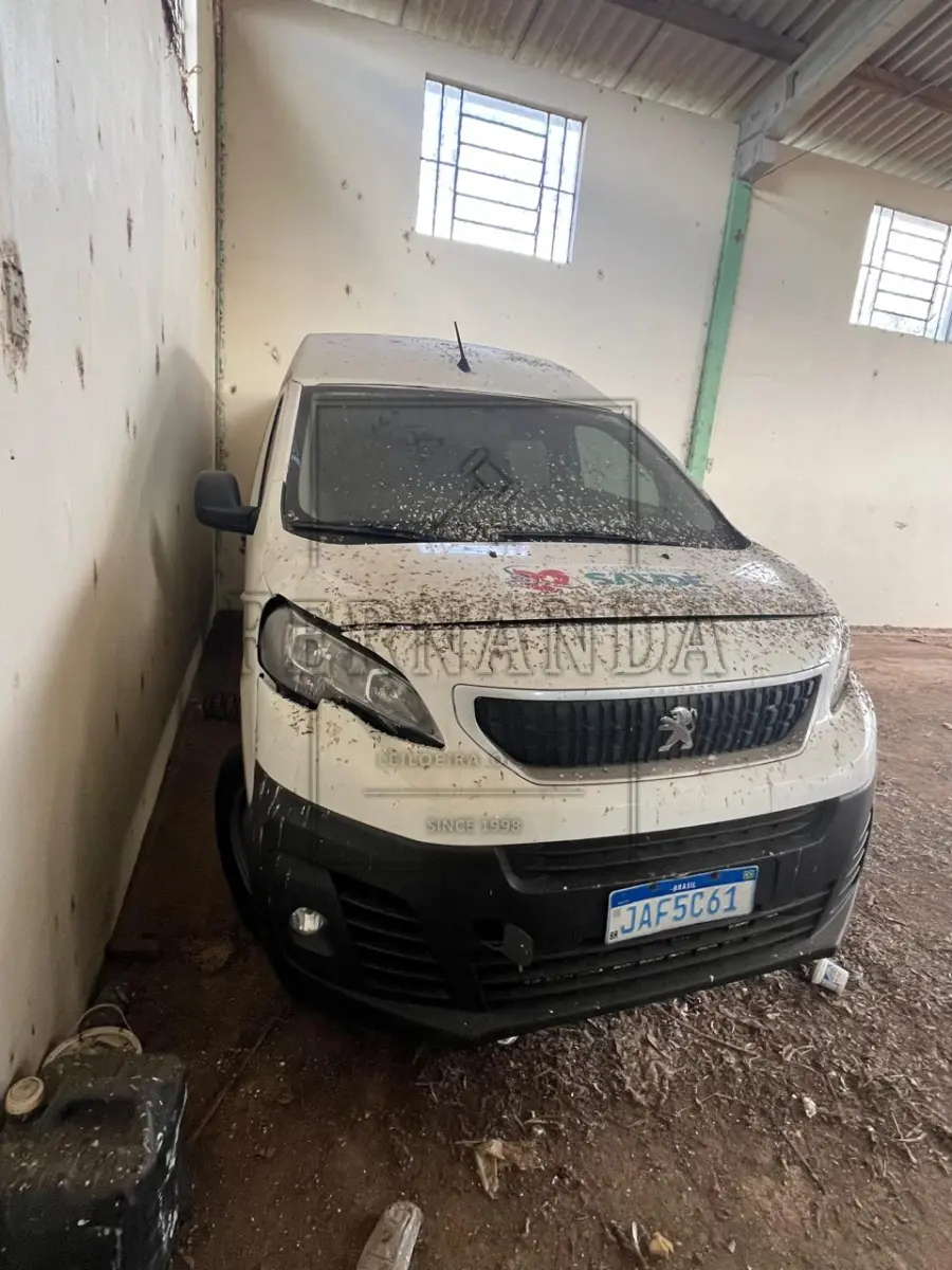 LOTE 003 - Veículo Peugeot/ Expert Minibus, cor branca, ano/modelo 2019/2020, diesel, placa JAF5C61. Avaliado em R$ 30.000,00.