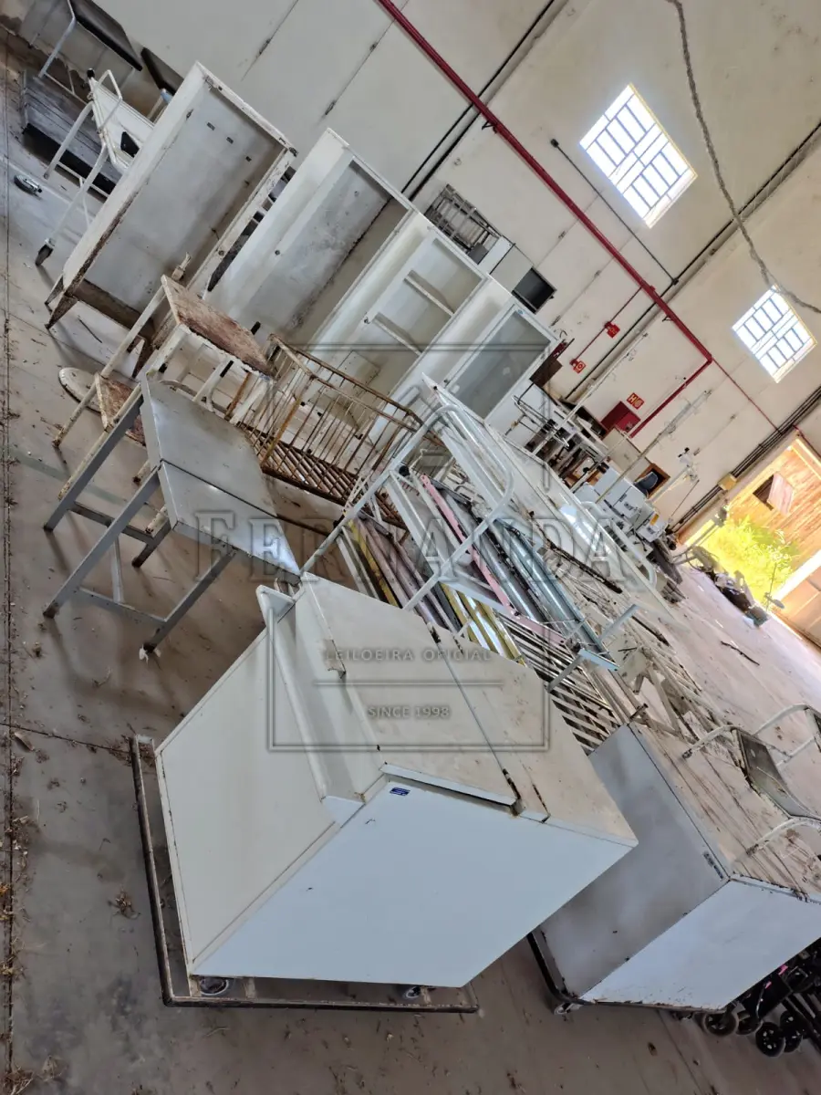 LOTE 009 - Lote composto por móveis hospitalares. Avaliado em R$ 400,00.