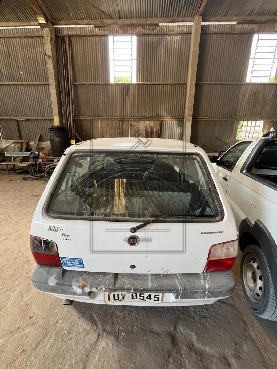 LOTE 021 - Veículo Fiat/ Uno Mille Economy, ano/modelo 2013/2013, placa IUV8545. Avaliado em R$ 3.500,00.
