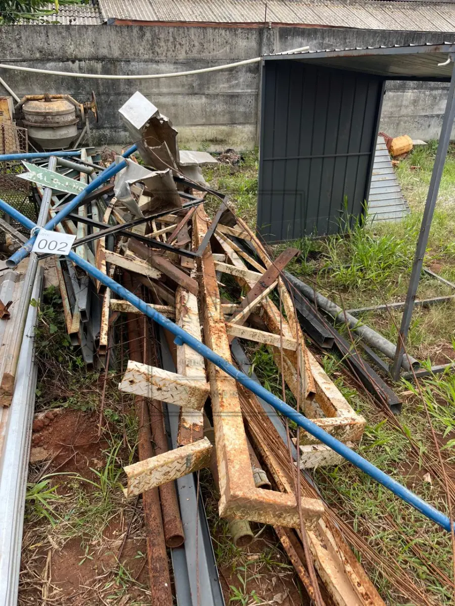 LOTE 002 - Sucata de ferro - diversos. Avaliado em R$ 450,00.
