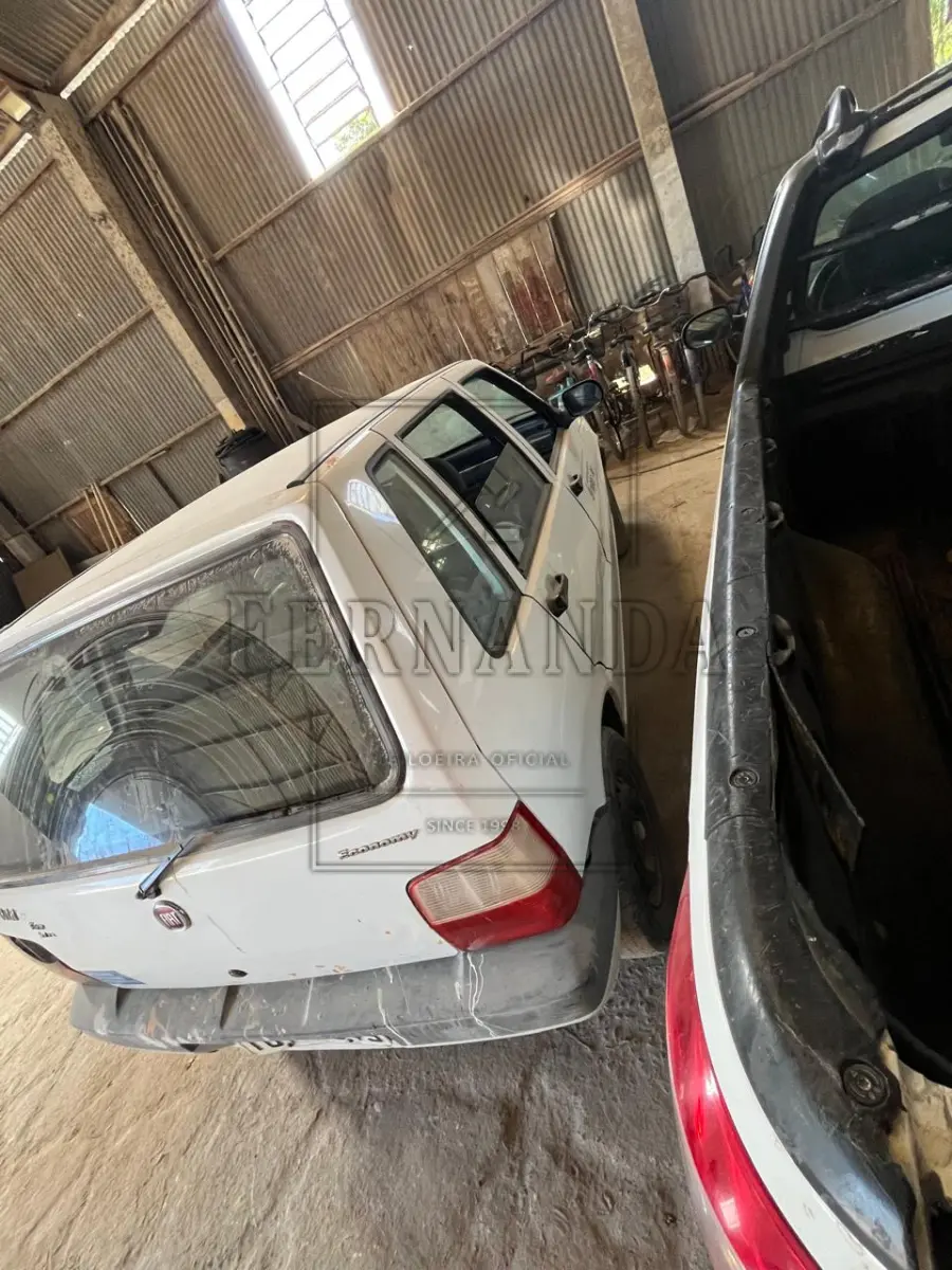 LOTE 021 - Veículo Fiat/ Uno Mille Economy, ano/modelo 2013/2013, placa IUV8545. Avaliado em R$ 3.500,00.