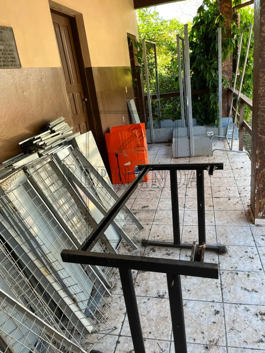 LOTE 006 - Lote de Sucata de Móveis, eletrônicos e diversos. Avaliado em R$ 1.390,00