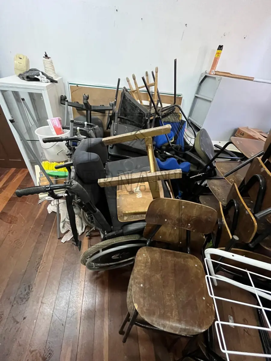 LOTE 006 - Lote de Sucata de Móveis, eletrônicos e diversos. Avaliado em R$ 1.390,00