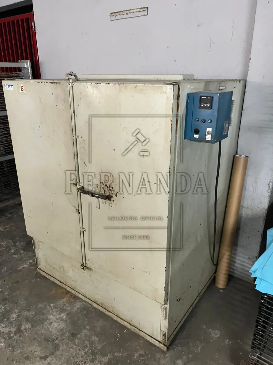LOTE 006 - Uma estufa de secagem e esterilização, 480 litros, avaliada em R$ 8.000,00.