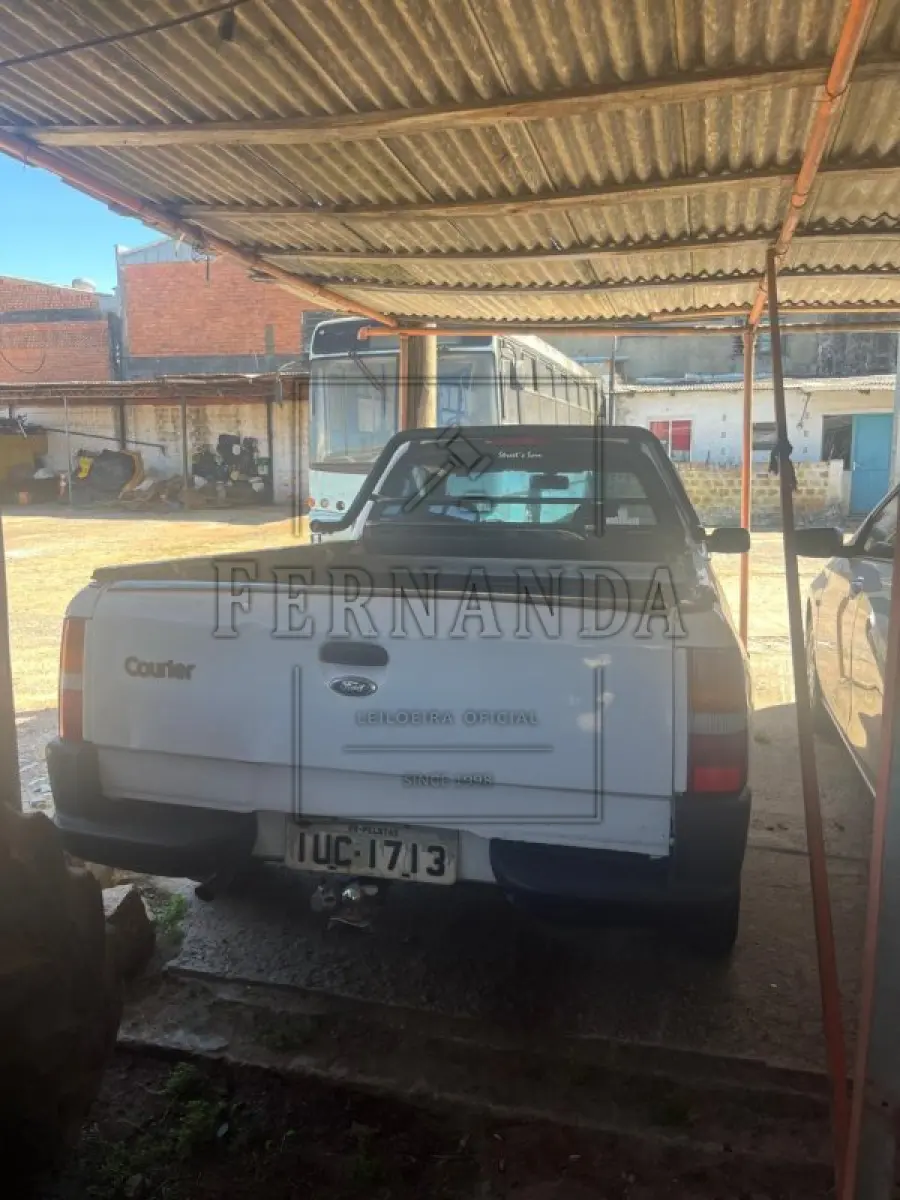 LOTE 001 - Veículo Ford Courier L 1.6 Flex, placa IUC1713. Avaliado em R$ 34.000,00.