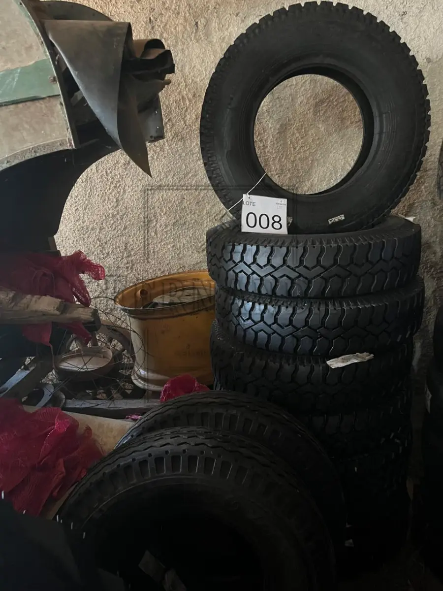 LOTE 008 - Lote composto por pneus. Avaliados em R$ 4.000,00.