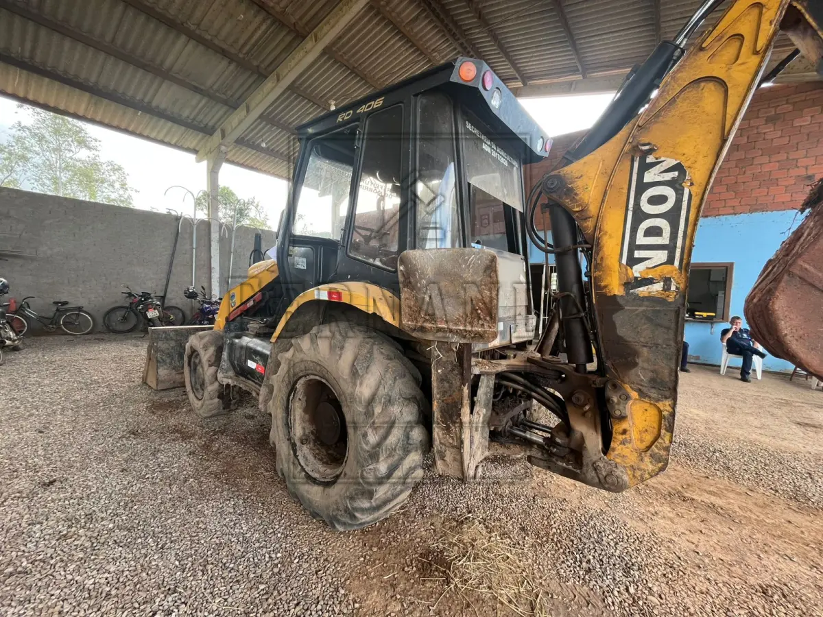 LOTE 001 - Retroescavadeira Randon RD406, tração 4x4, cabine com ar-condicionado, cor amarela, ano/modelo 2019, placa IZR0I60. Avaliada em R$ 110.000,00.